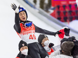 【北京五輪】「鷲のように飛んだ」ジャンプ金メダルの小林陵侑を海外メディアも称賛 画像