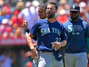 【MLB】エンゼルス相手に大乱闘を演じたウインカーのもとにファンからピザの差し入れ　退場後、試合中にペロリ　 画像