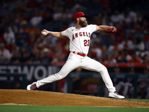 【MLB】痛すぎる乱闘の代償　エンゼルスの救援右腕が右肘骨折で長期離脱へ　グラウンドに飛び出す際に転倒 画像