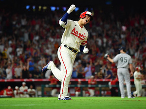【MLB】大谷翔平、日本人初の2年連続30号は、ライバル・ジャッジが見上げる特大130m逆転弾 画像
