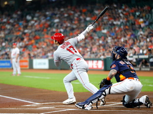 【MLB】大谷翔平、「正体がエイリアンだとばれた」と米メディア　右手一本で運んだ34号を“人間離れ”と指摘 画像