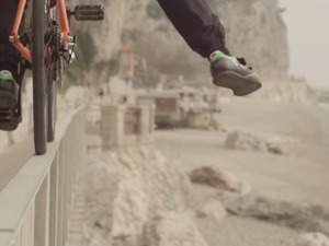 イタリアのトライアルスペシャリスト、ブルモッティがロードバイクに乗るとこうなる 画像