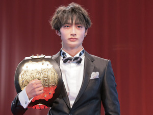 【K-1 AWARDS】W受賞の大久保琉唯、「格闘技を知らない人に感動とパワーを伝えたい」ファンからは「蝶ネクタイ姿格好いい」の声も 画像