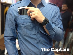 胸に、肩に、そんなところに。世界初、スマートにスマホを収納できるシャツ 画像