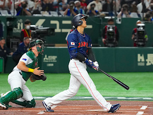 【WBC】「誰もが歴史の一部になりたい」大谷翔平、衝撃の看板直撃“第1号”の行方に注目　ボールをキャッチしたのは… 画像