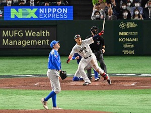 【WBC】侍ジャパン、岡本和真が左手一本で“技あり”3ラン　大谷翔平の意表つくバントでイタリアを翻弄し打線つなぐ 画像