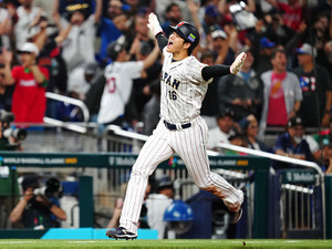 【WBC】大谷翔平、ヘルメットを飛ばして激走二塁打　村上宗隆の劇的逆転サヨナラ打を呼び込む 画像