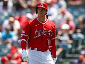 【MLB】大谷翔平、あわや頭部死球を間一髪回避　ヘルメットを飛ばしての絶叫に球場騒然 画像