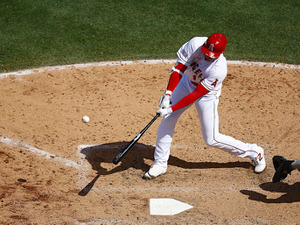 【MLB】大谷翔平、左膝を折りながらの9回逆襲2ラン第8号に分析家も「どうしたらあの球をあそこまで飛ばせる」と驚愕 画像