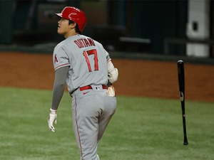 【MLB】大谷翔平、キング・タイ今季19号140メートル特大同点弾は2階席へ　“確信歩き”バットフリップに敵地ファンも大熱狂 画像