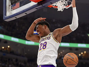 【NBA】八村塁、ドジャースタジアムで大谷翔平出場試合の始球式に登場　「背番号8」でノーバン投球、観客を魅了 画像