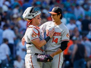【MLB】藤浪晋太郎、“最速球”トップ5独占で日米キャリア初セーブ　捕手と喜びのハグも 画像