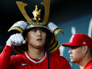 【MLB】“猫ポーズ”大谷翔平、今季42号の兜セレブレーションで猫嫌いの同僚エスコバルへの洗礼か 画像