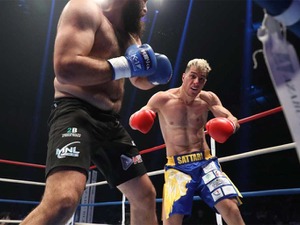 【K-1】優勝候補サッタリ、24キロ差の剛腕に“衝撃”の139秒TKO負け　無差別級Tは波乱の幕開け 画像