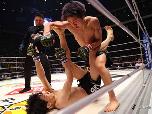 【RIZIN.45】「まるで天心のMMAデビュー」弟・那須川龍心、寝技回避→パウンドで“劇的”TKO勝利 画像