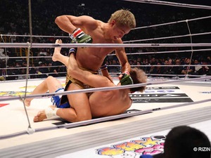 【RIZIN.45】久保優太、安保瑠輝也の「リアネイキドチョーク一本」宣言を覆す一本勝ち　元K-1王者同士のMMA対決を制す 画像