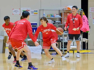 “復帰のベテラン”と“高校生シューター”を恩塚HCが招集したワケ　パリ五輪目指すバスケ女子日本代表の現在地 画像