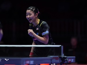 張本美和、衝撃の“45歳差対決”で圧勝「為す術がない」　15歳の堂々デビューに中国メディア絶賛「物怖じすることなく積極的」【世界卓球】 画像