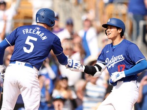 【MLB】大谷翔平、衝撃デビュー弾にフリーマンも笑顔の祝福「この光景には慣れる」　ベッツとの“MVPトリオ”がお披露目 画像