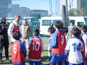本田圭佑がサプライズ訪問で子どもたちをサポート「プロになるためには……」　“二刀流”で熱血指導「毎回チャレンジしてください」 画像