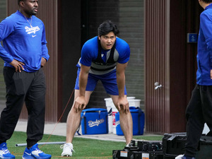 【MLB】「オオタニが投球動作を披露」大谷翔平、二刀流復活へフォーム確認か　ド軍専門メディア「彼はベイビーステップを踏んでいる」と歓迎 画像