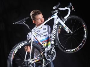 世界王者クビアトコウスキーが虹色のジャージとバイクを披露「これを着てベッドに飛び込んだ」 画像