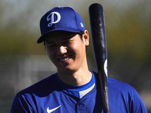 【MLB】「思わず満面の笑顔に」大谷翔平、トラウトへの飛球で場内大歓声　手を挙げて「ナイスキャッチ」 画像