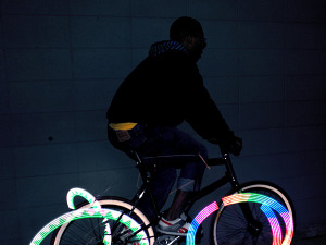 夜間のサイクリングが楽しくなるホイールライト登場 画像
