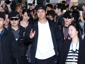 【MLB】大谷翔平、球団カメラマンが新妻・真美子さんとの“機内2S”公開　山本由伸らと談笑でリラックスムード 画像