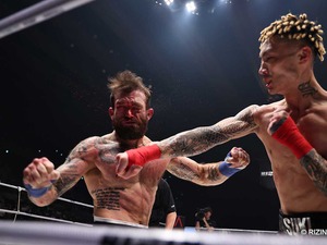 【RIZIN.46】「ほぼノーダメージ」篠塚辰樹が“鮮烈”KO勝ち、対戦相手は出血し立ち上がれず……“日本初上陸”ルールで完勝 画像