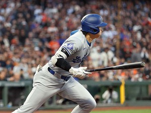 【MLB】大谷翔平、第1打席“170キロ”右前打で出塁　初球フルスイングで軽快な動き 画像