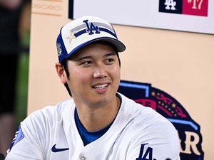 【MLB】大谷翔平とグラスノーが“自撮り”2ショットで満喫　ダービー出場のテオスカーに笑顔でアドバイス「センター方向へ打て」 画像
