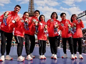 「ウォォ！すごい！」フィギュア坂本花織、2年半越しのメダル授与式が実現　レスリング文田健一郎の金メダルを手に大興奮【パリ五輪2024】 画像