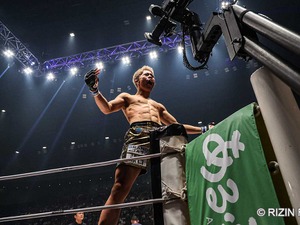 【RIZIN.48】朝倉未来が認める18歳の“超新星”秋元強真、1RTKOで鮮烈デビュー　朝倉海と笑顔でハイタッチ「盛り上げていくのは僕」 画像