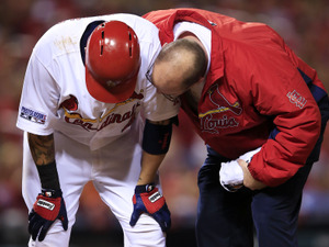 【MLB】カージナルス逆転勝ちで1勝1敗とするも…攻守の要モリーナ負傷交代「あの痛がり方は無理そう…」とファン 画像