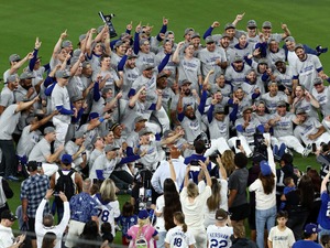 【MLB】「大谷さんを探せ」地区優勝時は“捜索”相次ぐも……大谷翔平、この日は中央で優勝トロフィー掲げる 画像