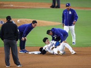 【MLB】「左肩っすね、たぶん」盗塁死の大谷翔平を襲った緊急事態　指揮官もベンチ飛び出し心配、ヤ軍に連勝も世界一へアクシデント 画像