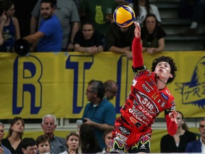 石川祐希、「チケット4000枚が完売」の首位攻防戦で15得点挙げ勝利に貢献　ペルージャは開幕5連勝でリーグ1位に浮上 画像