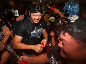 【MLB】大谷翔平、ド軍1年目での世界一に喜び爆発　公式が歓喜のロッカールーム紹介、愛犬デコピンも“祝福”「いい子だね」 画像