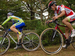 【ジャパンカップ14】シクロクロスで繰り広げられた大接戦…小坂と辻が譲らない闘い 画像