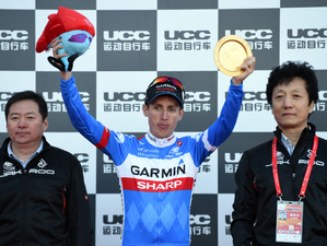 【ジャパンカップ14】ダニエル・マーティンらが巨大な大谷観音と記念撮影 画像