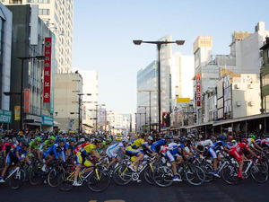 【ジャパンカップ14】クリテリウムに過去最高の4万1000人の大観衆…サットンがスプリント勝負で優勝 画像