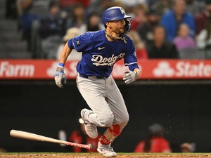 【MLB】体調不良のベッツが米国開幕前のOP戦で“復活”　公式は「守備面で大きな影響」と評価、ロバーツ監督も太鼓判「事態は好転」 画像
