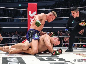 【RIZIN.50】身長204cmのエドポロキング、2度テイクダウン奪われるピンチも……“ロープを蹴って形勢逆転”TKO勝利 画像