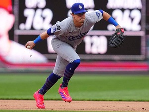 【MLB】「人気がすごすぎる」“お祭り男”キケ・ヘルナンデス、受け身を取りながらの“ナイスキャッチ”で本拠地を煽る　ファンからは「キケコール」も 画像