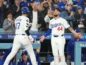 【MLB】テオスカーが体調不良も……ド軍今季初の二桁安打で「攻撃陣に明るい兆し」と公式ブログ　“ヒマワリの種シャワー”はパヘスが代役 画像