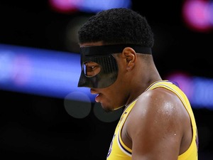 【NBA】「まるで戦士のようだ」レイカーズHC、八村塁を称賛　試合中に顔面負傷し、流血も……　“バットマン・スタイル”でプレー続行 画像
