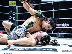 【RIZIN】「右目の上が膨らんでいる……」ヒロヤ、無慈悲の鉄槌で篠塚辰樹にTKO勝ち　左腕を封じた“圧勝劇”にスタンディングオベーション 画像