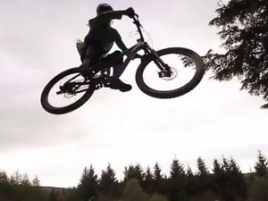 コスプレして突っ走る！Like a Fairy！　米MTB雑誌DIRT、動画公開 画像