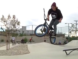 【BMX】ジャンプ中のバースピン、頂点での両手効率回転がポイント 画像